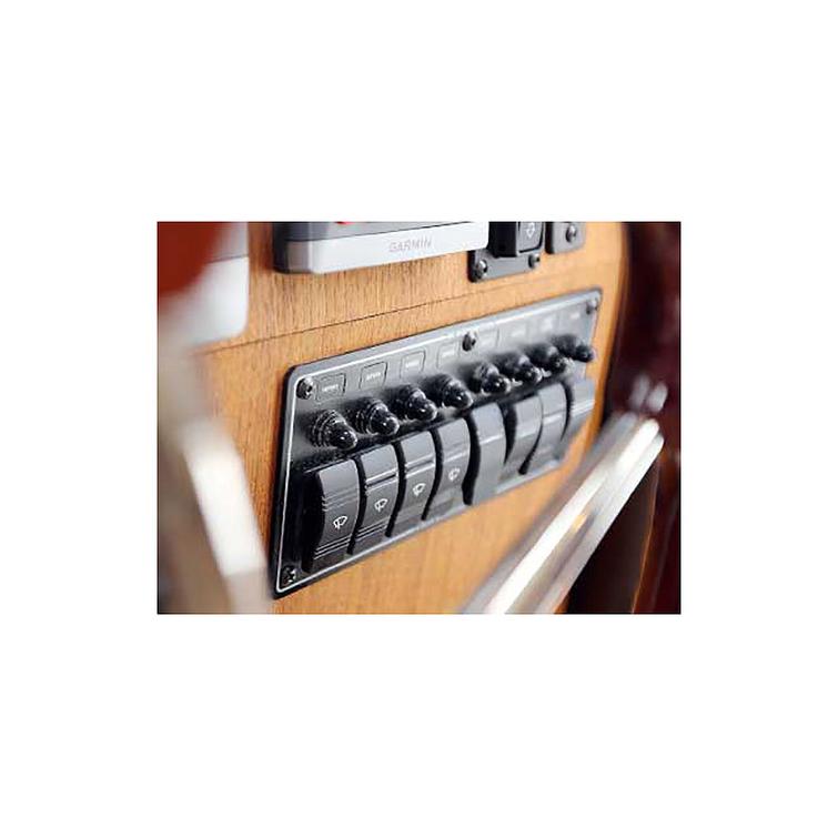 Katkaisinpaneeli 8 kytkimell&auml;