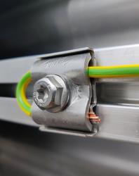 Aurinkopaneelikiskon maadoitusliitin